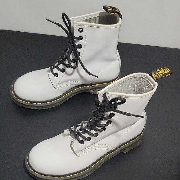 LIKE NEW Dr. Martens 1460 black lace leather boots - Picture 4 of 9